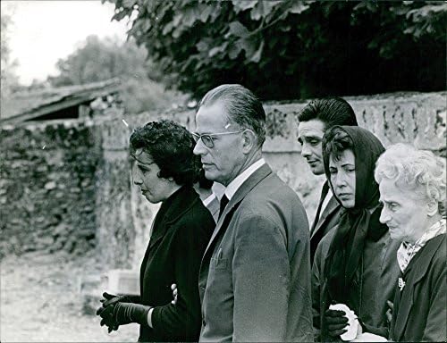 תצלום וינטג 'של הוריו של לוק טרון עם האנשים האחרים מתאבלים. הורי לוק טרון; 1966 1966