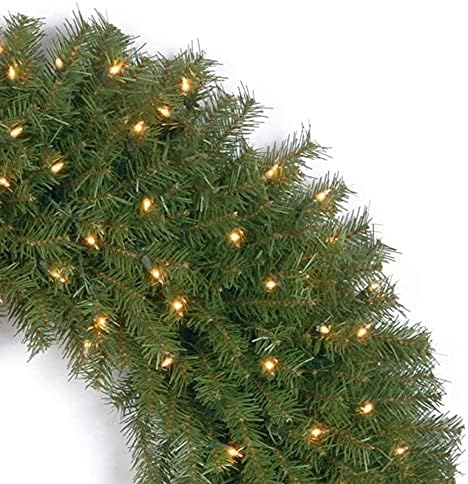 חברת העצים הלאומית 36 אינץ 'נורווד אשוח לפני תלויה זר חג מולד עם 550 טיפים לענף, 100 אורות ברורים לכניסה, דלתות וחלונות